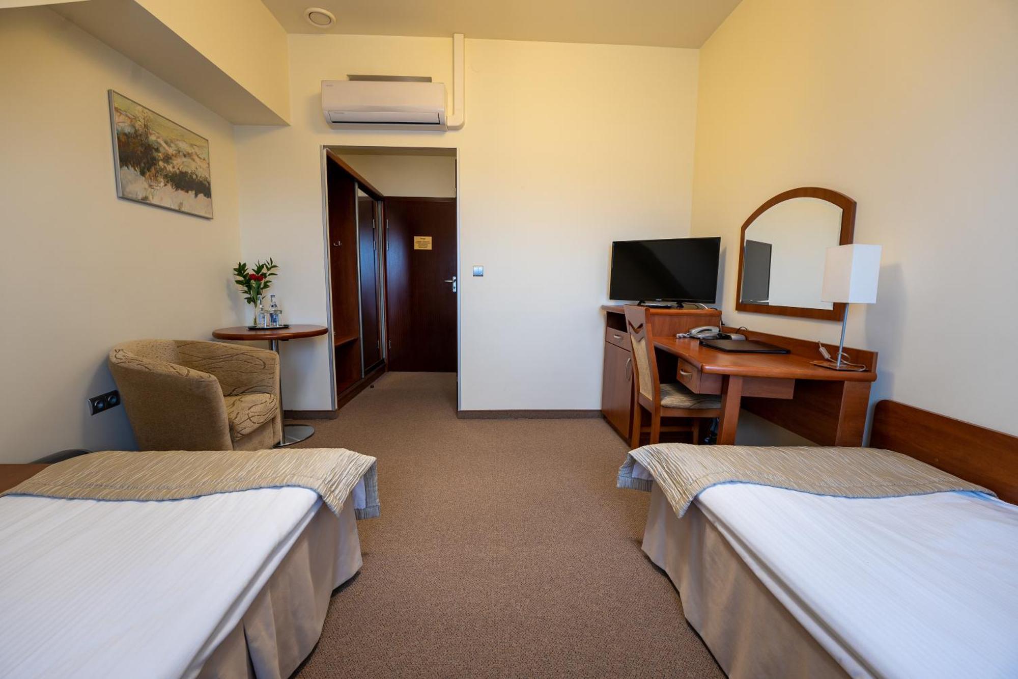 Hotel Szelcow Леско Екстериор снимка